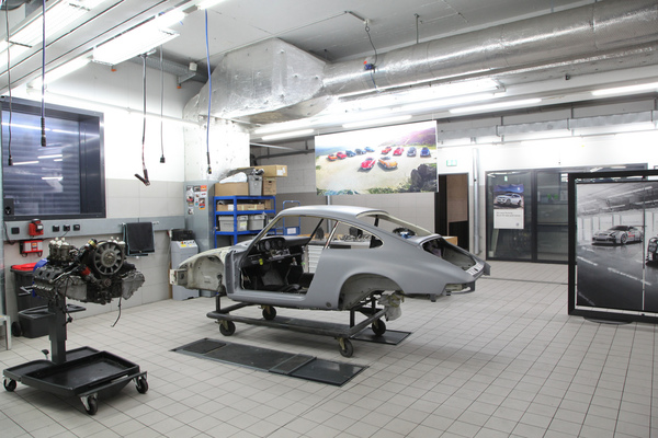 Gute Räumliche Verhältnisse für Restaurierungsarbeiten - Porsche Classic Zentrum Schlieren/Zürich