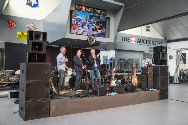 Bild: Gute Stimmung bei der Reminiszenz durch 40 Jahre Oldtimer Galerie Toffen