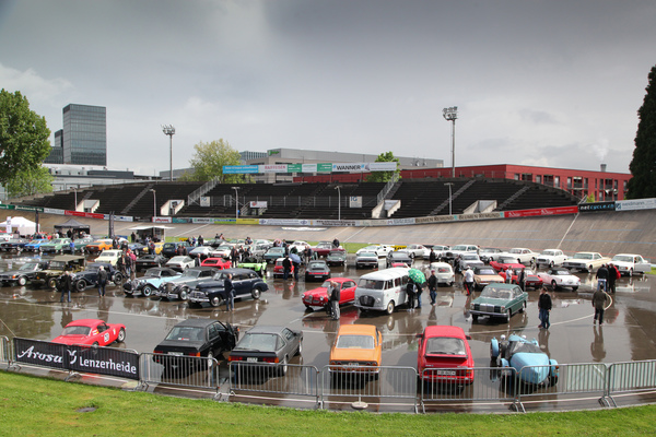 Bild Gute Stimmung in der offenen Rennbahn, vor allem als sich die Sonne wieder zeigt - Dolder Classics Mai 2017