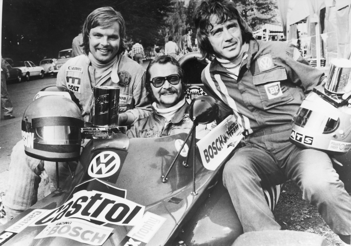 Gute Typen - Kaimann-Piloten Keke Rosberg und Kennerth Persson 1974 mit Lola-Konkurrent Freddy Kottulinski (von links)