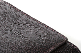 HERO-ERA Uhr der Schweizer Manufaktur Alatron - Geprägtes Leder HERO-ERA Uhr der Schweizer Manufaktur Alatron - Geprägtes Leder