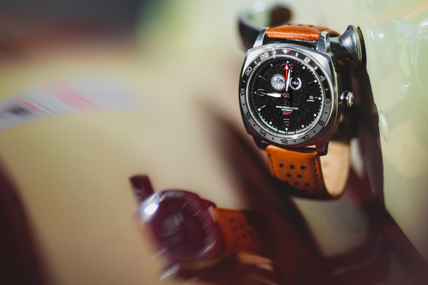 Bild: HERO-ERA Uhr der Schweizer Manufaktur Alatron - In verschiedenen Farbkombinationen erhältlich