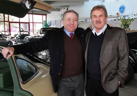 Hält gern Hof: Klaus Kienle (rechts) in seinem Ausstellungsraum in Ditzingen bei Stuttgart, hier mit Jean Todt, von 1993 bis 2008 Ferraris Formel-1-Teamchef