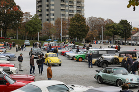 Bild Halbvoll: Am frühen Nachmittag war auch die unterste Ebene bis auf den letzten Platz gefüllt – Albisgütli Classic Cars & Bikes 2024