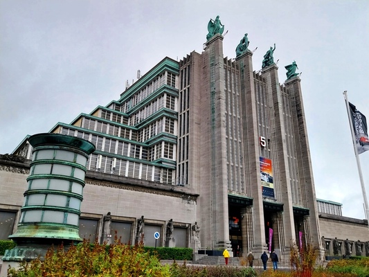 Halle 5 der Brussels Expo: das 1935 erbaute "Grand Palais" – Interclassics Classic Car Show Brüssel 2023