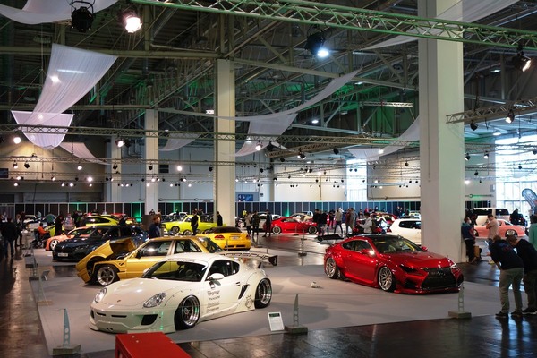 Halle 5 war für modifizierte Autos reserviert. Das Goldene mit Flip-Front war mal ein BMW E30