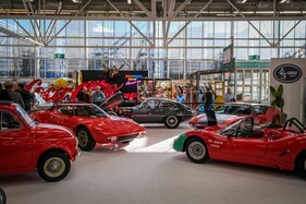 Halle mit Fiat 500, Lancia Stratos, Jaguar E-Type, Fiat Abarth 1000 Halle mit Fiat 500, Lancia Stratos, Jaguar E-Type, Fiat Abarth 1000