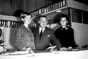 Hallwag-Verleger Otto E. Wagner mit Töchtern auf dem Stand der Automobil Revue am Genfer Automobilsalon 1965
