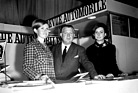 Hallwag-Verleger Otto E. Wagner mit Töchtern auf dem Stand der Automobil Revue am Genfer Automobilsalon 1965