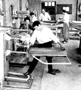 Handarbeit ersetzte damals noch das Fliessband in der Ramses-Fabrik. Aber der Startschuss ist gefallen und immer neue Maschinen ergänzen den Produktionsvorgang.