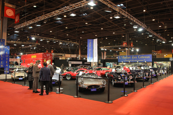 Hàndler-Stand mit eindrücklichem Jaguar-Angebot - Rétromobile 2015