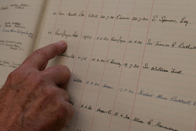 Handschriftlich sind Produktionsnummern und Daten vermerkt sowie über welchen Händler das Fahrzeug an den Kunden ausgeliefert wurde Handschriftlich sind Produktionsnummern und Daten vermerkt sowie über welchen Händler das Fahrzeug an den Kunden ausgeliefert wurde