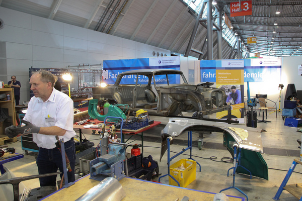 Bild: Handwerk in Aktion - Demonstration der Fahrzeugkademie Schweinfurt - Retro Classics Stuttgart 2020