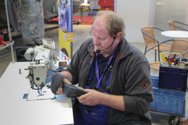Bild: Handwerk in Aktion - Demonstration der Fahrzeugkademie Schweinfurt - Retro Classics Stuttgart 2020
