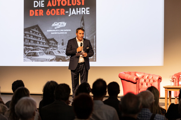 Hannes Gautschi welcomes the guests - Emil Frey Classics special show "James Bond, Switzerland and the car lust of the 1960s"