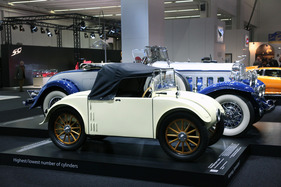 Hanomag "Kommissbrot" (1927) - als Wagen mit der geringstem Zylinderzahl neben dem Cadillac V16 mit der grössten im Serienbau verwendeten Zylinderanzahl (Techno Classica 2013)