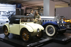 Hanomag "Kommissbrot" (1927) - ob die beiden da drin Platz hätten (Techno Classica 2013)