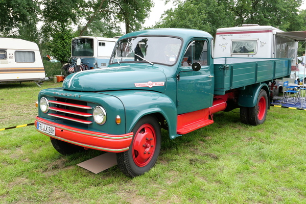 Hanomag L 28 Pritschenwagen (1955) – gehörte zu den kleineren der histoirschen Nutzfahrzeuzge – Bockhorner Oldtimermarkt 2024