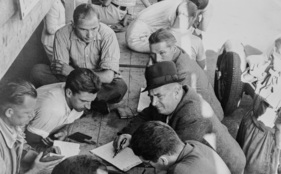 Hans Geier, Alfred Neubaer und Rudolf Uhlenhaut an der Box - Grosser Preis der Schweiz (1937)