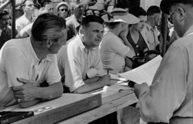 Hans Geier, Alice Caracciola und Alfred Neubauer an der Zeitnahmestelle - Coppa Acerbo (1937)