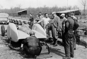 Hans Geier, Rudolf Uhlenhaut und Alfred Neubauer - Testfahrt des 12-Zylinder-Rekordwagen W 154 mit freistehenden Rädern (1938)