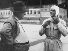 Hans Geier im Gespräch mit Alfred Neubauer - Grosser Preis von Deutschland auf dem Nürburgring (1934)
