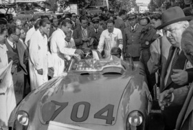 Hans Hermann und Hermann Eger im 300 SLR, Alfred Neubauer (rechts) - Mille Miglia 1955