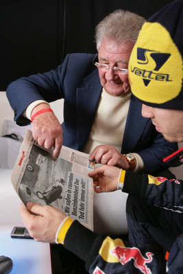 Hans Hermann zeigt Sebastian Vettel das berühmte Unfallfoto von Julius Weitmann