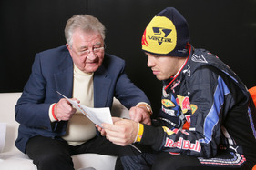 Hans Herrmann erklärt Sebastian Vetterl, wie es damals zuging