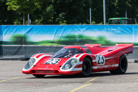 Hans Herrmann lenkt den Porsche 917 (1970) - anlässlich der Sonderveranstaltung "Le Mans @ Zuffenhausen" im Porsche-Museum am 13./14. Juni 2015