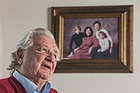Hans Herrmann mit seiner Familie im Hintergrund