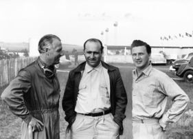Hans Herrmann (rechts), zusammen mit Juan Manuel Fangio (Mitte) und Karl Kling (links) in Reims