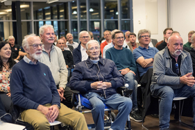 Hans Herrmann sitzt interessiert im Publikum