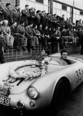 Bild: Hans Herrmann und Herbert Linge (links) nach dem Sieg bei der Mille Miglia 1954
