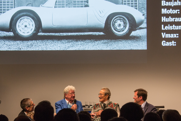 Hans Herrmann weiss immer eine lustige Anekdote zu erzählen - Porsche Sound Nacht 2015