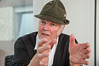 Bild: Hans Heyer beim Interview
