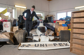 Hans Heyer der Sammler, hier mit einem Kojima F1