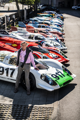 Bild: Hans Mezger mit einer Auswahl an Porsche-917-Legenden im Jahr 2019