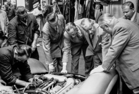 Hans Scherenberg, Fritz Nallinger und Alfred Neubauer versuchen das Problem der Dampfblasenbildung in den Griff zu bekommen - Grosser Preis von Frankreich in Reims (1954)