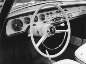Hansa 1100 (1959) - Internationale Automobilausstellung (IAA) in Frankfurt 1959 - Armaturen zw. 2 gepolsterten Leisten