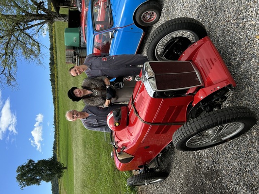 Hanspeter, Brigitte und Janina Gilg neben ihrem MG PA von 1934 – Memorial-Bergrennen Steckborn