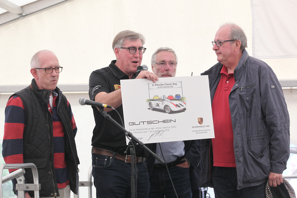 Hansueli Bächli überreicht den Preis für den "Best of Show" - 4. Porsche Classic Day Schinznach Bad 2016
