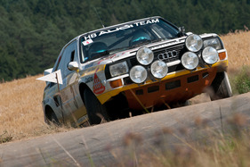 Bild Harald Demuth im Audi Sport Quattro Gruppe 4 (1985) in der VIP Fahrer Gruppe am Eifel Rallye Festival 2013 – Damit der Motor nicht überhitzt, wird immer mit maximaler Heizung gefahren. Sauna im Sommer!