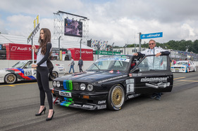 Harald Grohs steht neben dem schwarzen BMW M3 E30, mit dem er damals den allerersten M3-DTM-Sieg in Hockenheim einfuhr - der M3 wurde zum erfolgreichsten Tourenwagen aller Zeiten - Deutsche Tourenwagen Classic - Norisring DTM 2017