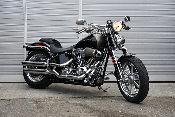Bild: Harley-Davidson FXSTSSE2 CVO Softail Springer (2008) - als Lot 105 an der Versteigerung der Oldtimer Galerie in Gstaad am 29. Dezember 2019