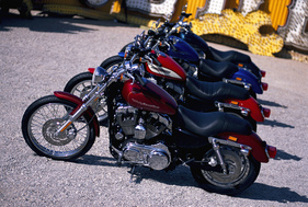 Harley-Davidson Sportster (2004) - Grosse und kleine Vorderräder, Speichen- und Gussräder, bauchige und tropfenförmige Tanks, flache und geschwungene Lenker und was der Variationen mehr sind