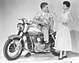 Harley-Davidson Sportster 55 (1957) - Klare Rollenverteilung anno 1957. Der wilde Kerl auf seinem schnellen Pferd, bewundert von der künftigen Hausfrau und Mutter (© Archiv Harley-Davidson, 1957) Harley-Davidson Sportster 55 (1957) - Klare Rollenverteilung anno 1957. Der wilde Kerl auf seinem schnellen Pferd, bewundert von der künftigen Hausfrau und Mutter (© Archiv Harley-Davidson, 1957)