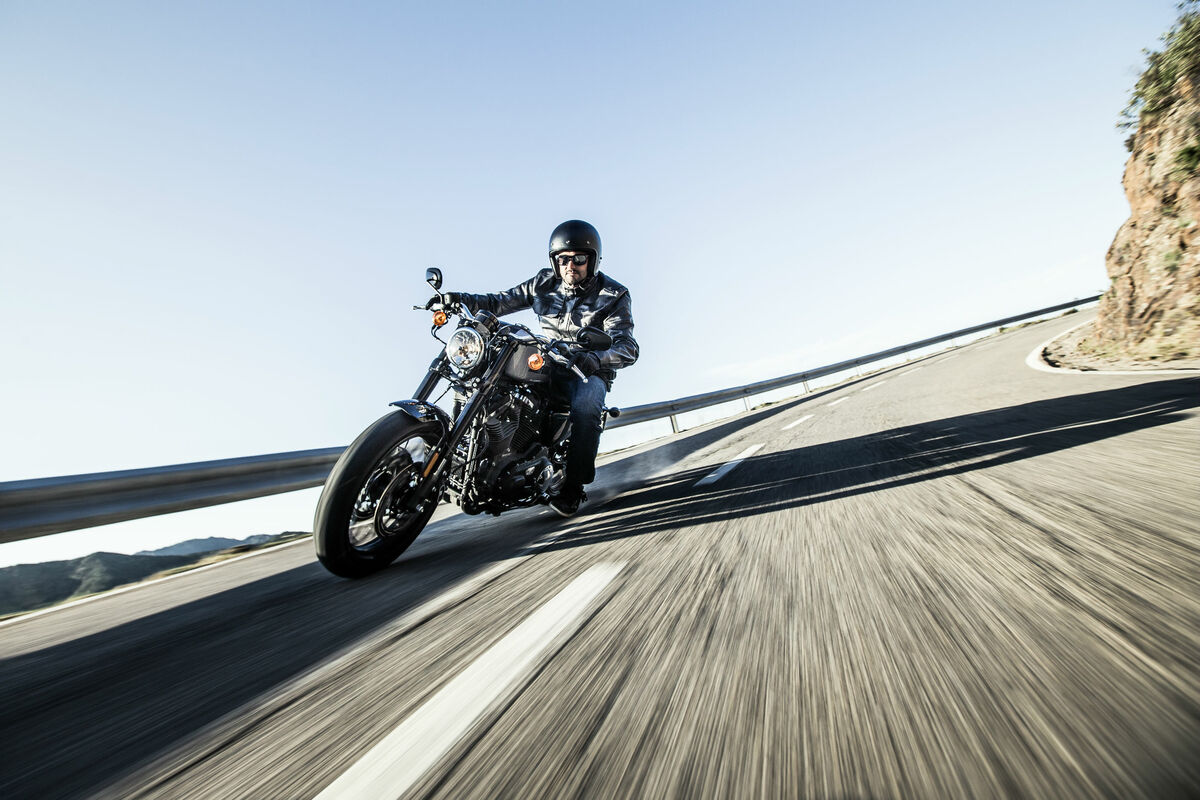 Harley-Davidson Sportster XL 1200 CX (2016) - Streift da wirklich die Fussraste am Asphalt?