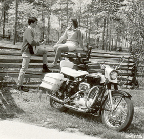 Harley-Davidson Sportster XLH (1967) - Die Sportster XLH von 1967 war mit einschlägigem Zubehör zur Reisemaschine geworden