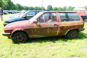 Hat kein H-Kennzeichen, steht aber vermutlich unter Naturschutz: Mit Flechten bewachsener Polo, Typ 86 C. – Bockhorner Oldtimermarkt 2025
